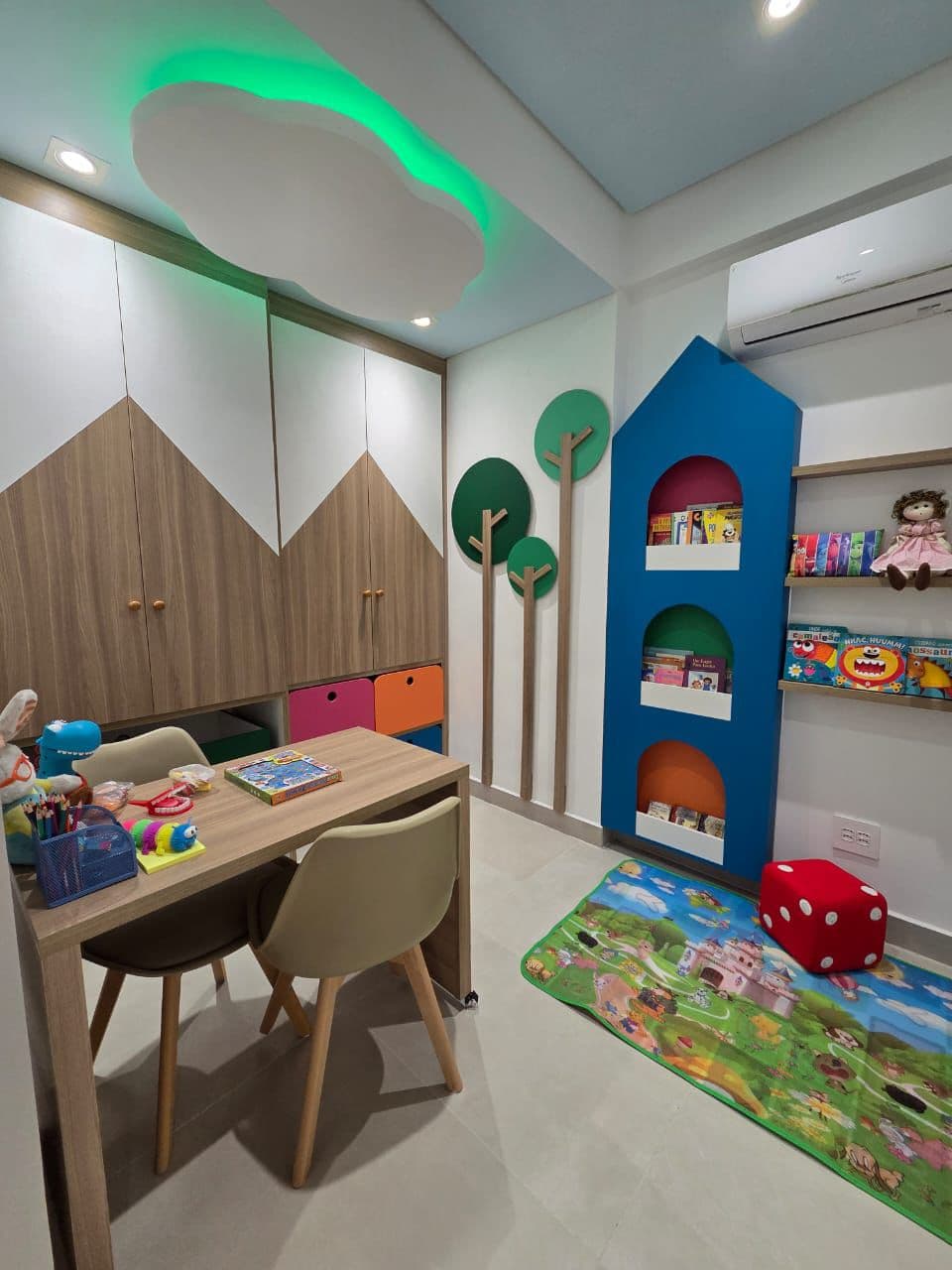 Sala de atendimento fonoaudiológico com decoração lúdica